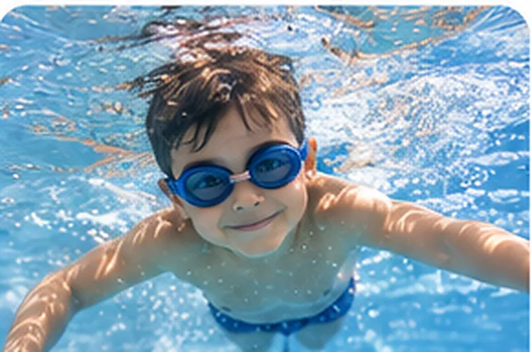 Kind taucht selbstbewusst im dunkelblauen Wasser