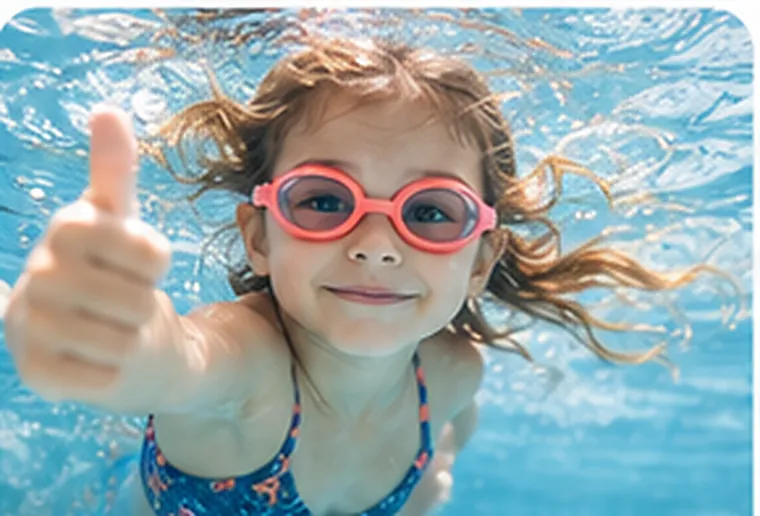 Kinder mit Schwimmbrillen haben Spaß im Wasser
