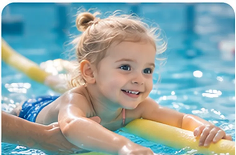 Kleinkind übt mit Schwimmnudel im türkisblauen Pool