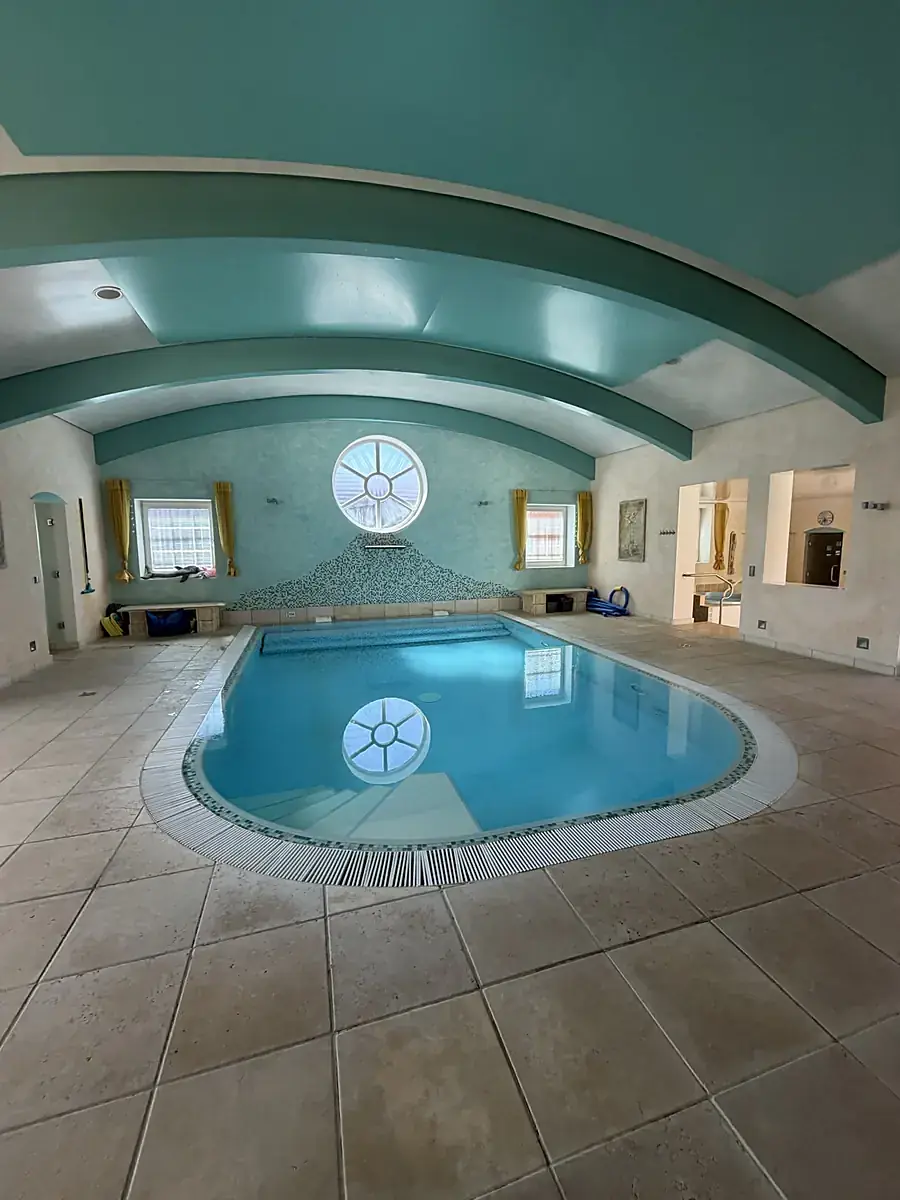 Helles Kinderschwimmbad mit türkisblauem Becken